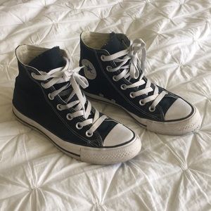 Woman’s Black converse